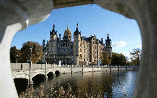 Het schilderachtige slot op het eiland in het meer van Schwerin, waar prins Hendrik is geboren en getogen. Foto’s RD, Anton Dommerholt