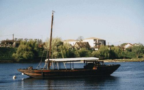 Azuurblauwe golven kabbelen zachtjes door het haventje van Bergerac. Een replica van de gabaren â€“de scheepjes die in de zeventiende en de achttiende eeuw goederen over de Dordogne transporteerdenâ€“ dobbert op hun deining.