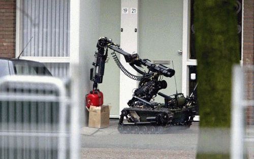 EINDHOVEN - Een robot van de Explosieven Opruimingsdienst (EOD) haalde vrijdag een explosief uit een doos voor een flatwoning in Eindhoven. De bom, bestaande uit een jerrycan met brandstof en een ontsteking, was door onbekenden voor de deur van de woning 