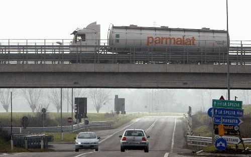 PARMA â€“ Een truck van Parmalat in de buurt van de belangrijkste productiefaciliteit, dicht bij Parma, in Collecchio. Voormalig financieel directeur Tonna beweerde maandag dat de vorige week aangehouden oprichter van de Italiaanse zuivelgigant, Tanzi, mi