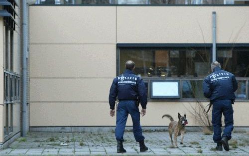 DEN HAAG - Politie doorzoekt met honden de omgeving van het Stevin College aan de Beresteinlaan in Den Haag. Daar werd dinsdag een docent neergeschoten. De man is zwaargewond naar het ziekenhuis vervoerd. Foto ANP