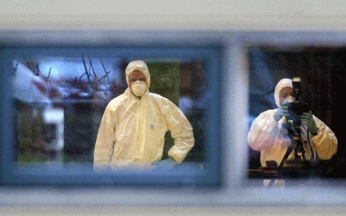 DEN HAAG - Politie onderzoekt de aula van het Stevin College aan de Beresteinlaan in Den Haag. Daar werd dinsdag een docent neergeschoten. De man is inmiddels in het ziekenhuis aan zijn verwondingen overleden. - Foto ANP