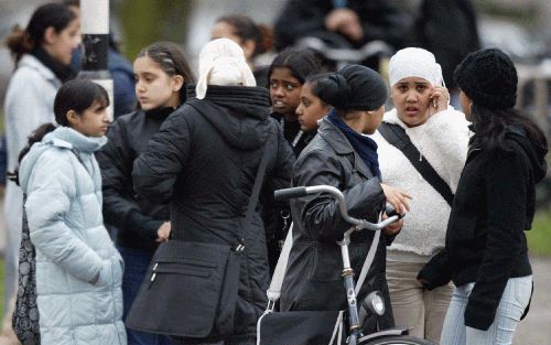 DEN HAAG - Geschokte leerlingen wisselden dinsdagmiddag ervaringen uit in de omgeving van het Haagse Terra College. - Foto ANP