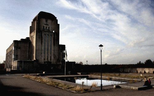 RADIO KOOTWIJK â€“ De kathedraal, het oude zendgebouw in het radiocomplex Radio Kootwijk, is vrijdagmiddag verkocht. De Staat der Nederlanden is de nieuwe eigenaar. Foto Ruben Schipper