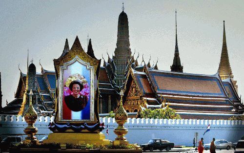 BANGKOK â€“ De straten van Bangkok zijn al versierd voor het staatsbezoek van koningin Beatrix en prins Willem Alexander, dat vandaag begon. Voor het Chitrlade paleis van de Thaise koning Bhumibol staat een portret van koningin Beatrix. Foto ANP