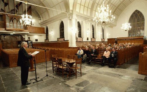 LISSE â€“ In de net gerestaureerde Grote Kerk te Lisse trok prof. dr. A. Th. van Deursen vrijdagavond lessen voor het heden uit de geschiedenis van de zeventiende eeuwse geschiedschrijver, theoloog en bijbelvertaler Willem Baudartius. Foto Dick Hogewoning