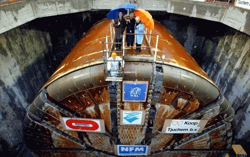 HAZERSWOUDE DORP â€“ Minister Peijs van Verkeer en Waterstaat verwelkomde zaterdagmiddag in Hazerswoude Dorp de tunnelboormachine Aurora. Na ruim twee jaar boren kwam de machine boven de grond. Het resultaat is een 7 kilometer lange hsl tunnel die onder h