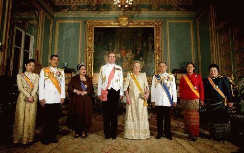 BANGKOK - Koningin Beatrix, kroonprins Willem-Alexander en leden van het Thaise vorstenhuis poseren voor een staatsieportret. V.l.n.r.: de toekomstige vrouw van de Thaise kroonprins Maha Vajiralongkorn, de Thaise kroonprins Maha Vajiralongkorn, de Thaise