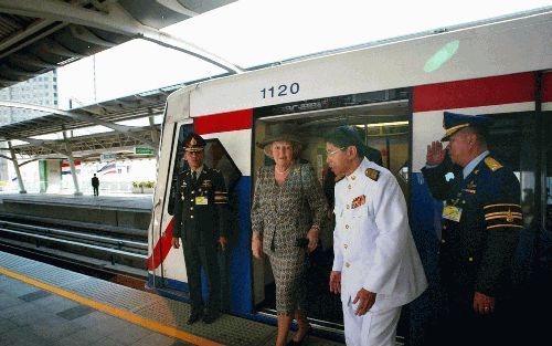 BANGKOK - Koningin Beatrix stapt uit de Sky Train in Bangkok. De vorstin brengt een vijfdaags bezoek aan Thailand. - Foto ANP