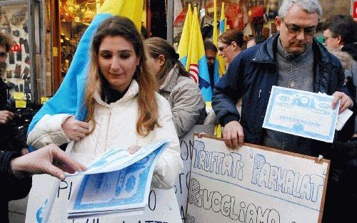 ROME â€“ Een groep kleine beleggers protesteert voor het hoofdkantoor van Banca d’Italia in Rome met kopieÃ«n van Parmalat obligaties in de hand. Ze eisen dat de obligaties worden uitbetaald naar de waarde op de dag van uitgifte. Naar schatting 800.000 It