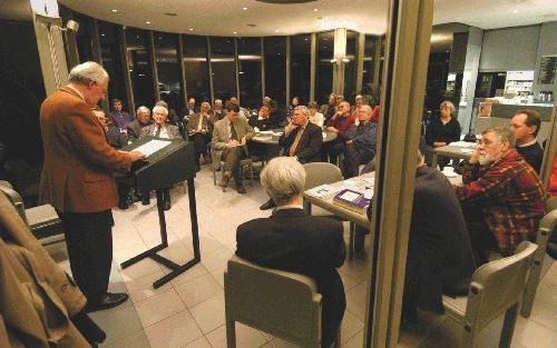 UTRECHT â€“ In het theehuis van de Utrechtse Domkerk had gisteren een bijeenkomst plaats waarop het pleidooi van dr. J. Kronenburg voor herinvoering van het bisschopsambt vanuit verschillende invalshoeken werd belicht. Kronenburg hield zijn idee overeind: