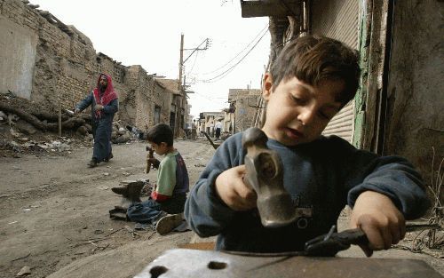 BAGDAD â€“ Mustafa en Abdelrahim Suleiman moeten sinds de dood van hun vader afzien van verdere scholing. Hij was lid van de regerende Ba’ath partij van Saddam Hussein. Voor de ingang van een werkplaats slaan de jongens op een aambeeld. Mogelijk worden ze