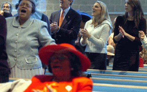 WATERLOO â€“ De Democratische kandidaat senator John Kerry woont een dienst bij in de Antioch Baptist Church in Waterloo. Foto EPA