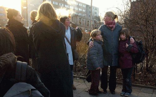 AMSTERDAM â€“ GeÃ«motioneerde leerkrachten en ouders verzamelden zich vrijdag voor de Monseigneur Hermusschool in Amsterdam West, vlak nadat een 35-jarige man een teambegeleider van de school had neergestoken. Het slachtoffer is met een traumahelikopter o