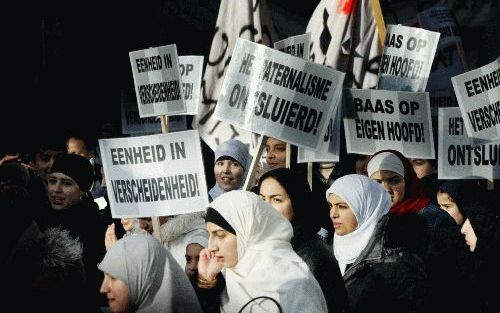 DEN HAAG â€“ Veel hoofddoeken op het Malieveld in Den Haag. Ongeveer 200 mensen, vooral moslims, demonstreerden zaterdag tegen het aanstaande verbod in Frankrijk op het dragen van hoofddoeken. Foto ANP