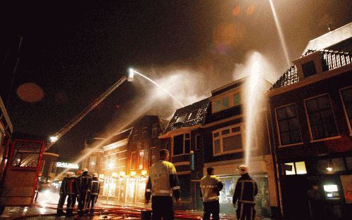 SNEEK - In drie winkelpanden in het oude centrum in Sneek is dinsdagochtend een flinke brand uitgebroken. Rond zeven uur had de brandweer het vuur redelijk onder controle. Foto ANP