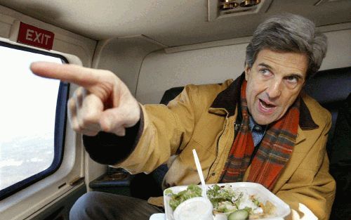 KEENE â€“ Tijd voor een uitgebreide lunch had de Democratische kandidaat voor het presidentschap John Kerry maandag niet. Hij moest het doen met een snelle hap tijdens de helikoptervlucht van Rochester naar Keene. De presidentskandidaten vlogen de afgelop