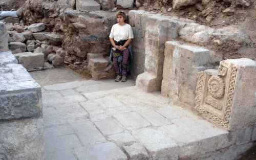 TIBERIAS â€“ De opgegraven poort van het kruisvaarderskasteel in Tiberias met rechts een steen met bloemmotief. Foto Y. Stepanski, IsraÃ«lische Oudheidkundige Dienst.