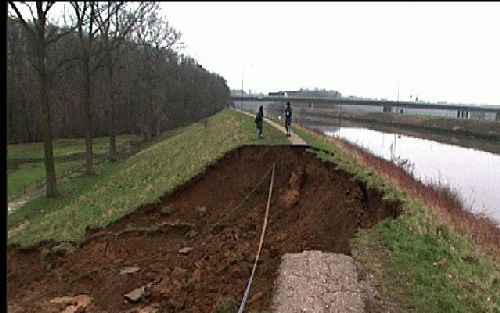 STEIN - De dijk langs het Julianakanaal in Stein is dinsdagmiddag verzakt. Ongeveer 350 inwoners van een wijk vlakbij de dijk zijn geevacueerd. De scheepvaart door het kanaal is stilgelegd. Door te spuien zakt het water met 10 centimeter per uur. Hierdoor