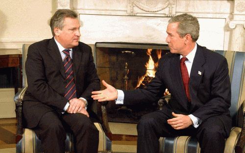 WASHINGTON - De Poolse president Aleksander Kwasniewski (L)heeft tijdens zijn bezoek aan de Verenigde Saten zijn Amerikaanse collega George Bush openlijk bekritiseerd over de strenge visumregeling, waar Polen ook onder valt. Foto EPA