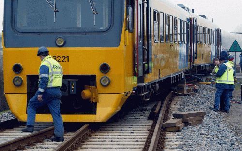 WINSUM â€“ Een stoptrein is gisterochtend ontspoord op een wissel in het Groningse Winsum. Het baanvak was even daarvoor afgesloten, omdat er een storing in de wissel was. Foto ANP