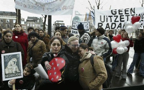 DEN HAAG â€“ In Den Haag is woensdagochtend gedemonstreerd tegen het uitzettingsbeleid van minister Verdonk van Vreemdelingenzaken. Foto Gerard van Roon