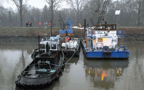 STEIN â€“ Medewerkers van Rijkswaterstaat plaatsten vanochtend zogenaamde big bags in het gat van de dijk van het Julianakanaal bij Stein. Gisteren verzakte de dijk over een lengte van 15 meter. De situatie is stabiel, maar het gevaar is nog niet geweken.