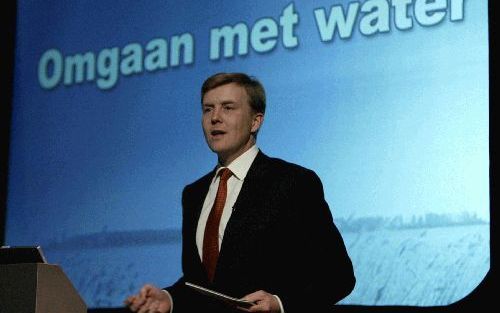 WASSENAAR â€“ Kroonprins Willem Alexander hield woensdagavond in zijn woonplaats Wassenaar een lezing over omgaan met water. Na de pauze beantwoorde hij vragen uit het publiek. Foto ANP