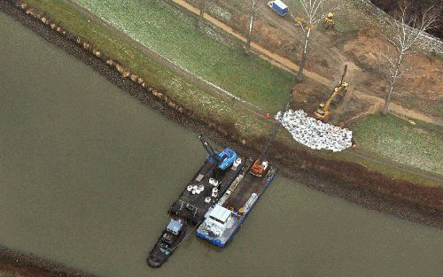 STEIN - Rijkswaterstaat is donderdagmorgen begonnen met het slaan van een damwand langs de dijk van het Julianakanaal bij het Limburgse Stein. De dijk is aan de achterzijde versterkt met honderden witte ”big bags”. - Foto ANP