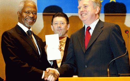 BRUSSEL â€“ VN secretaris generaal Kofi Annan nam donderdag de Sacharov prijs in ontvangst uit handen van de voorzitter van het Europese Parlement, de Ier Pat Cox. - Foto EPA