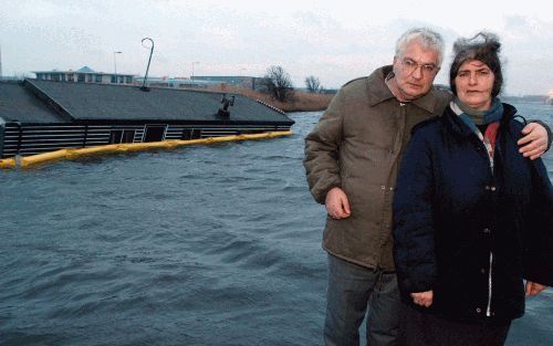 BEVERWIJK â€“ Het echtpaar Verduyn bij hun half gezonken woonboot. „We voelen ons in hoge mate slachtoffer van het overheidsbeleid. Al onze spullen liggen in het water, zoals onze verzameling oudvaders en andere theologische boeken.” Foto Paul Dijkstra