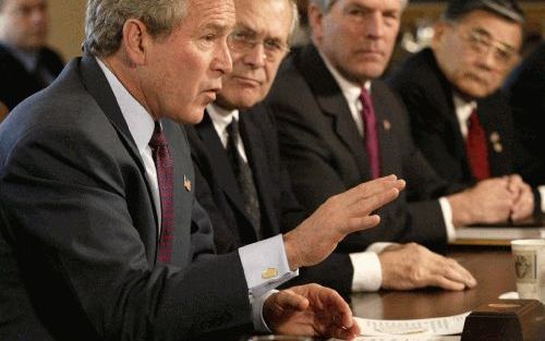 WASHINGTON â€“ De maandag gepresenteerde begroting van president Bush heeft veel kritiek opgeleverd bij Democratische tegenstanders en financieel specialisten. Bush voorziet een recordtekort van 521 miljard dollar. Foto EPA