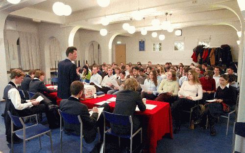 ROTTERDAM - Dr. G. van den Brink, docent dogmatiek aan de Universiteit Leiden, hield gisteravond een lezing voor de studentenvereniging CSFR in Rotterdam. Hij sprak over Gods almacht en rechtvaardigheid. „Bij het spreken over Gods almacht in de genadeleer