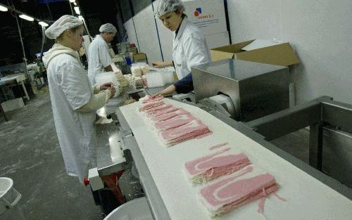 HARDERWIJK - Abraham Theunisse, in 1953 grondlegger van Theha bv, bood in de jaren zestig als eerste zijn kokosbrood verpakt en voorgesneden aan. Mede daardoor groeide het bedrijf uit tot ’s werelds grootste kokosbroodfabriek. - Foto RD, Anton Dommerholt