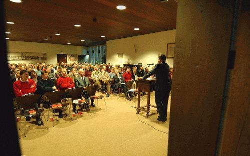 UTRECHT - Ongeveer 135 aanwezigen dachten zaterdag in de Utrechtse Jacobikerk met elkaar na over ”het einde van het protestantisme”. Prof. dr. C. Graafland verzorgde samen met IZB-studiesecretaris ds. W. Dekker de lezingen. - Foto Erik Kottier