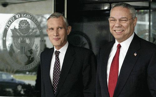 WASHINGTON - Minister van Buitenlandse Zaken Ben Bot samen met zijn Amerikaanse collega Colin Powell. Foto EPA