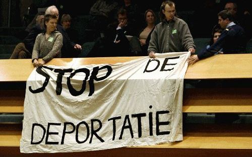 DEN HAAG - Actievoerders ontrollen maandag op de publieke tribune van de Tweede Kamer een spandoek. Het incident gebeurde tijdens het antwoord van minister Verdonk van Vreemdelingenzaken in het debat over het terugkeerbeleid. Foto ANP