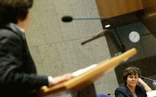 DEN HAAG â€“ Minister Verdonk van Vreemdelingenzaken kwam maandag in de Tweede Kamer niet in de problemen tijdens het debat over het uitzetbeleid. Foto: de minister (r.) luistert naar de inbreng van CU kamerlid Huizinga. Foto RD, Anton Dommerholt