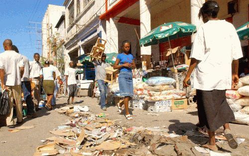 PORT AU PRINCE â€“ Vuil hoopt zich op in de straten van de HaÃ¯tiaanse hoofdstad Port au Prince. Als gevolg van gewelddadigheden in HaÃ¯ti neemt de malaise in het straatarme land toe. Foto EPA