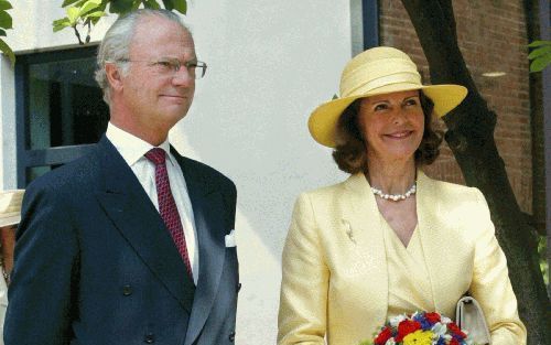 BERLIJN â€“ Het Zweedse vorstenpaar vorig jaar tijdens een bezoek aan Berlijn. Op de foto links koning Carl Gustaf, rechts koningin Sylvia. Foto EPA