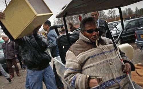 DRONTEN â€“ De blinde Ethiopische asielzoeker Christiaan Hagus werd woensdag op straat gezet. Bewoners van het asielzoekerscentrum in Dronten hielpen hem om zijn spullen op een kar te laden. - Foto Dick Vos