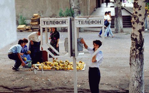 ALMA-ATA â€“ Straatbeeld in Alma Ata, de hoofdstad van Kazachstan. Alma Ata geldt als de meest kosmopolitische stad van Centraal AziÃ«. In de voormalige Sovjetrepubliek Kazachstan lijkt op dit moment sprake te zijn van een relatief grote mate van godsdien