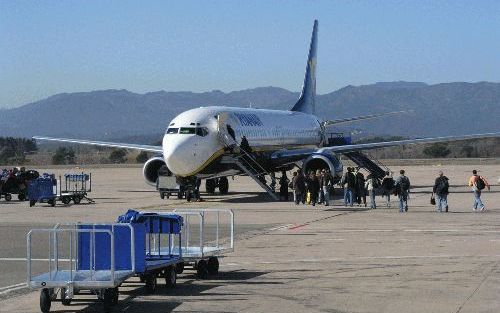 GERONA â€“ Een Boeing 737 staat klaar op het platform van de luchthaven van Gerona. Ryanair vliegt sinds kort dagelijks vanaf Eindhoven Airport naar de Spaanse stad. Brussel heeft de lageprijzenmaatschappij op de vingers getikt voor het ontvangen van ille