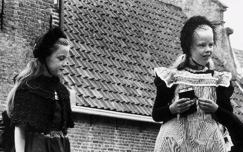 Klederdracht is bijna verdwenen uit het Nederlandse straatbeeld. Deze meisjes houden de herinnering aan de Staphorster en de Veluwse dracht levend. - Foto RD, Henk Visscher