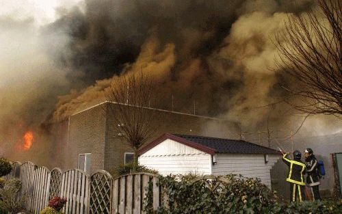 KAMPEN â€“ In Kampen woedde zaterdagmiddag een grote uitslaande brand op een industrieterrein aan de Ambachtsstraat. De brand brak uit in een loods met een hennepplantage, waarna ook twee naastgelegen loodsen vlam vatten. Foto ANP