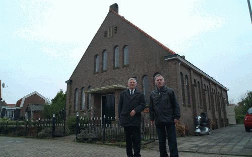 WEMELDINGE â€“ Door een teruglopend ledental is sluiting van de gereformeerde gemeente in Wemeldinge uiteindelijk onvermijdelijk. Eind maart wordt de laatste kerkdienst gehouden. L. Nijsse (l.), ouderling in de gereformeerde gemeente van Kapelle Biezeling