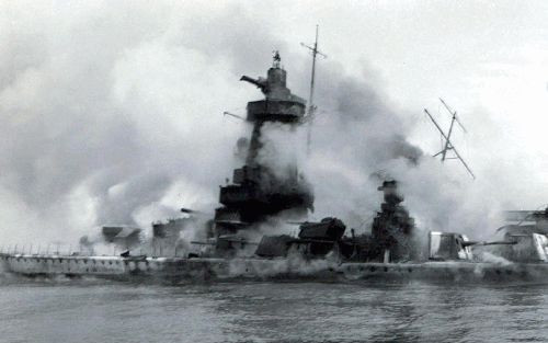 MONTEVIDEO â€“ Het Duitse vestzakslagschip Graf Spee ligt buiten de haven van Montevideo zwaar onder vuur. Foto AFP