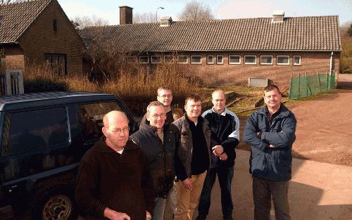 KATWIJK â€“ De Katwijkse bloemenkweker Thijs van Paridon (m.) vindt dat de Duitse barakken bij vliegveld Valkenburg zo snel mogelijk moeten worden gesloopt. Daarna wil hij graag de grond, destijds van zijn grootvader geroofd, terugkopen. „Ik beschouw het 