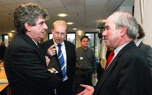 VEENDAM â€“ Voorzitter van de Tweede Kamer Weisglas (r.) praatte maandag met minister Veerman (l.) van Landbouw en J. Atsma, voorzitter van de landbouwcommissie, in het waterschapshuis van het waterschap Hunze en Aa’s in het Groningse Veendam. Het is voor