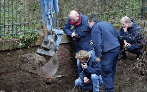 HAARLEM - Medewerkers van het Korps Landelijke Politiediensten zochten dinsdag tevergeefs in Haarlem naar het lichaam van de in 1970 verdwenen weduwe Akersloot-Koning. De rechercheurs maakten daarbij onder meer gebruik van een grondradar en een speurhond.